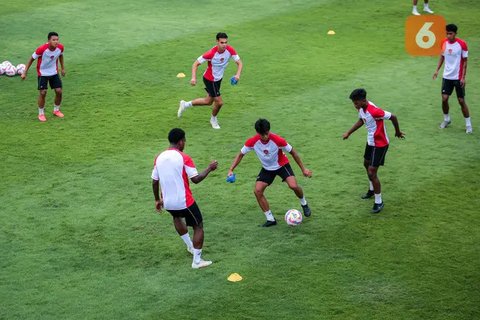 Sejumlah Timnas Indonesia U-20 melakukan latihan menjelang Kualifikasi Piala Asia U-20 2025 di Lapangan A, Stadion Utama Gelora Bung Karno (SUGBK), Senayan, Jakarta, Selasa (24/9/2024).