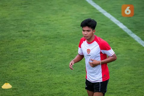 Pemain Timnas Indonesia U-20, Kadek Arel Priyatna menjalani sesi latihan resmi sebelum Kualifikasi Piala Asia U-20 2025 di Lapangan A, Stadion Utama Gelora Bung Karno (SUGBK), Senayan, Jakarta, Selasa (24/9/2024).