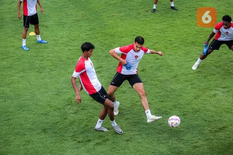 Jens Raven (kanan) terlibat dalam perebutan bola saat sesi latihan menjelang Kualifikasi Piala Asia U-20 2025 di Lapangan A, Stadion Utama Gelora Bung Karno (SUGBK), Senayan, Jakarta, pada Selasa (24/9/2024).