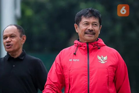 Indra Sjafri, pelatih Timnas Indonesia U-20, memimpin sesi latihan sebelum Kualifikasi Piala Asia U-20 2025 di Lapangan A, Stadion Utama Gelora Bung Karno (SUGBK), Senayan, Jakarta, Selasa (24/9/2024).