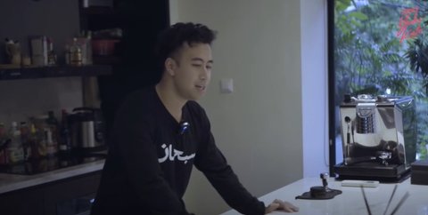 8 Potret Dapur Rumah Vidi Aldiano yang Memiliki Island Unik, Minimalis Berdesain Modern yang Elegan