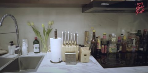 8 Potret Dapur Rumah Vidi Aldiano yang Memiliki Island Unik, Minimalis Berdesain Modern yang Elegan