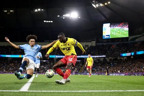 Joao Felix (kanan) bersalaman dengan Axel Disasi setelah mencetak gol ke gawang Barrow pada lanjutan Carabao Cup 2024/2025, Selasa (24/9/2024) malam waktu setempat atau Rabu (25/9/2024) dini