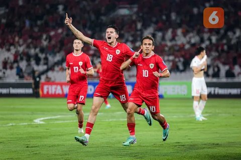 Dua pemain Timnas Indonesia, Justin Hubner (kiri) dan Rizky Ridho berbaris merayakan kemenangan 1-0 atas Vietnam di hadapan para suporter setelah berakhirnya laga Grup F kualifikasi Piala