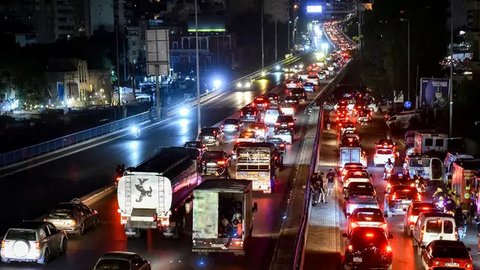 Serangan udara Israel juga memicu gelombang pengungsi dari Lebanon Selatan. (FADEL ITANI/AFP)