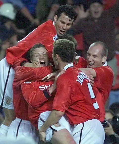 David Beckham. Bintang Manchester United ini meraih treble winners bersama Setan Merah pada musim 1998/1999. Ia pun dinominasikan sebagai peraih Ballon d'Or edisi 1999. Nyatanya, gelar diraih