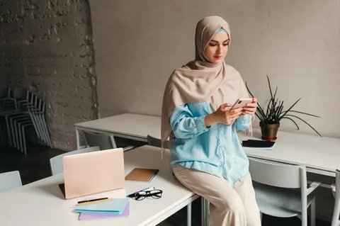 Ilustrasi Islami, muslimah, belajar hadis. (Photo created by tirachardz on www.freepik.com)