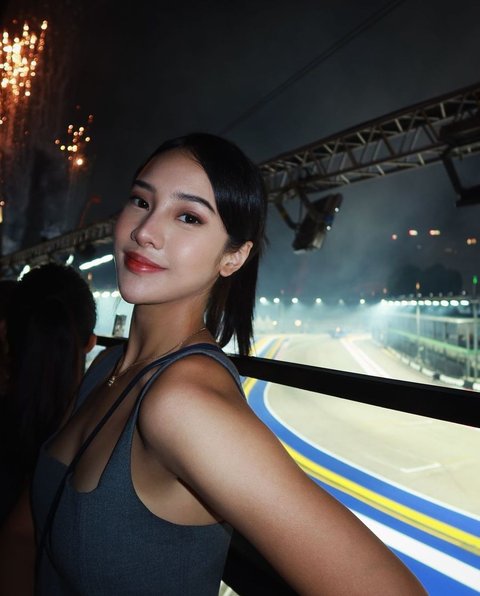 8 Foto Anya Geraldine Saat Menonton F1 di Singapura, Perbedaan Warna Kulit Wajah dan Tubuh Menarik Perhatian