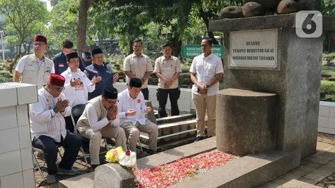 FOTO: Hari Pertama Masa Kampanye Pilkada Jakarta 2024, Pasangan Ridwan Kamil-Suswono Awali dengan Ziarah ke Makam MH Thamrin