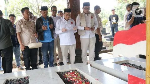 FOTO: Hari Pertama Masa Kampanye Pilkada Jakarta 2024, Pasangan Ridwan Kamil-Suswono Awali dengan Ziarah ke Makam MH Thamrin