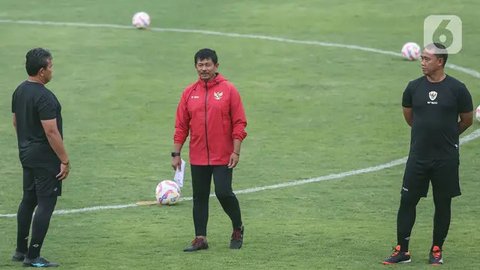 Sejumlah pemain Timnas Indonesia U-20 melakukan rondo saat latihan resmi menjelang Kualifikasi Piala Asia U-20 2025 yang berlangsung di Lapangan A, Stadion Utama Gelora Bung Karno (SUGBK), Se