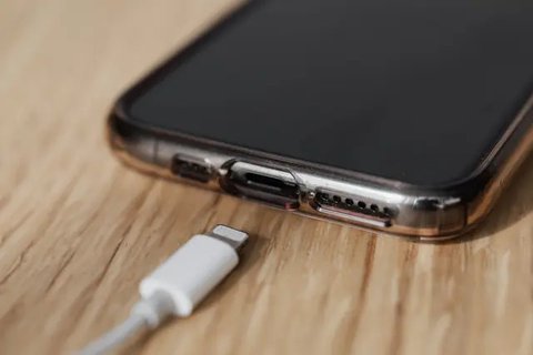 Nah, dalam artikel kali ini, kami akan mengulas kembali tips charge baterai HP dengan cepat dan benar