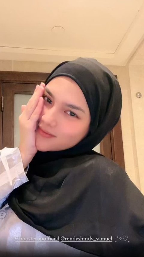 Foto Davina Karamoy Mengenakan Hijab Saat Menjalani Umrah, Mendapatkan Pujian Karena Terlihat Semakin Cantik Meskipun Tanpa Riasan