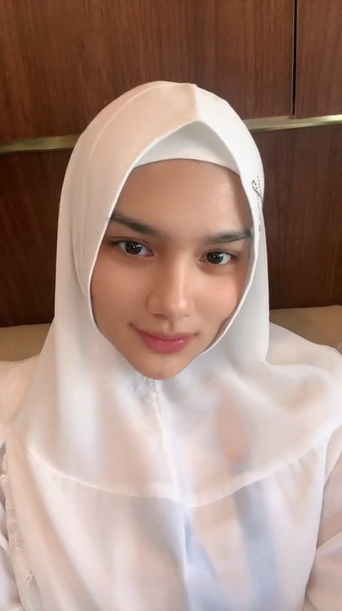 Foto Davina Karamoy Mengenakan Hijab Saat Menjalani Umrah, Mendapatkan Pujian Karena Terlihat Semakin Cantik Meskipun Tanpa Riasan