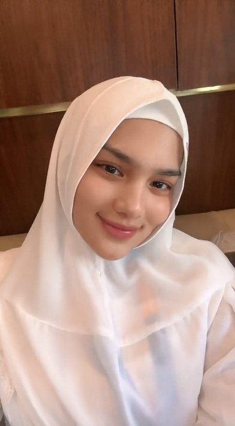 Foto Davina Karamoy Mengenakan Hijab Saat Menjalani Umrah, Mendapatkan Pujian Karena Terlihat Semakin Cantik Meskipun Tanpa Riasan