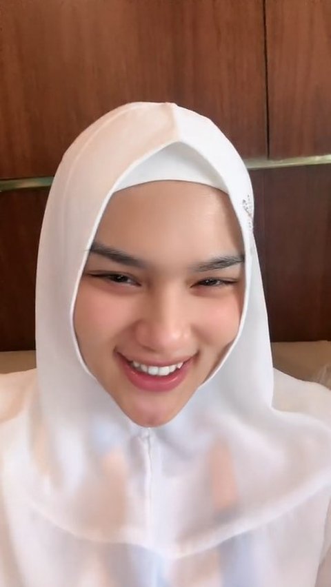 Foto Davina Karamoy Mengenakan Hijab Saat Menjalani Umrah, Mendapatkan Pujian Karena Terlihat Semakin Cantik Meskipun Tanpa Riasan