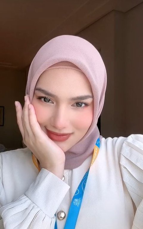 Foto Davina Karamoy Mengenakan Hijab Saat Menjalani Umrah, Mendapatkan Pujian Karena Terlihat Semakin Cantik Meskipun Tanpa Riasan