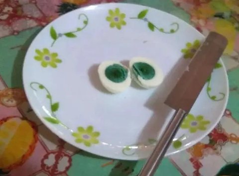 Warna Kuning Telur Ayam Jadi Putih dan Hijau (Sumber: Oddity Central)