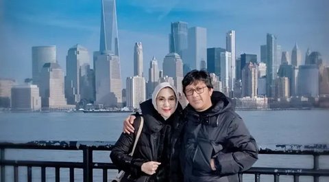 Berfoto menggunakan baju yang memiliki warna sama yaitu putih, membuat mereka berdua tampak sangat mesra dan cocok. (Liputan6.com/IG/@andreastaulany)