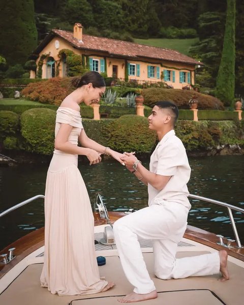 Alyssa tak pernah takut mengeksplorasi berbagai gaya. Mulai dari minimalis look hingga edgy.