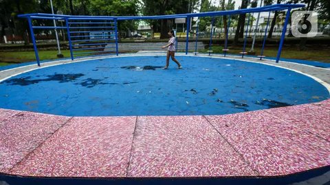 Fasilitas bermain anak tersebut terbuat dari bahan daur ulang. (Liputan6.com/Angga Yuniar)