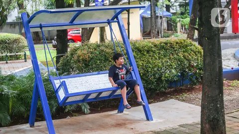 Fasilitas bermain anak tersebut terbuat dari bahan daur ulang. (Liputan6.com/Angga Yuniar)
