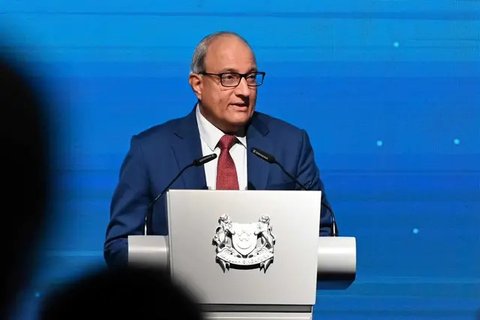 Menteri Transportasi Singapura S. Iswaran (kiri tengah) meninggalkan pengadilan setelah hadir sidang dakwan termasuk kasus korupsi pada hari Kamis 18 Januari 2024. (Catherine LAI / AFP)