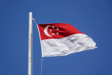Menteri Transportasi Singapura S. Iswaran (kiri tengah) meninggalkan pengadilan setelah hadir sidang dakwan termasuk kasus korupsi pada hari Kamis 18 Januari 2024. (Catherine LAI / AFP)
