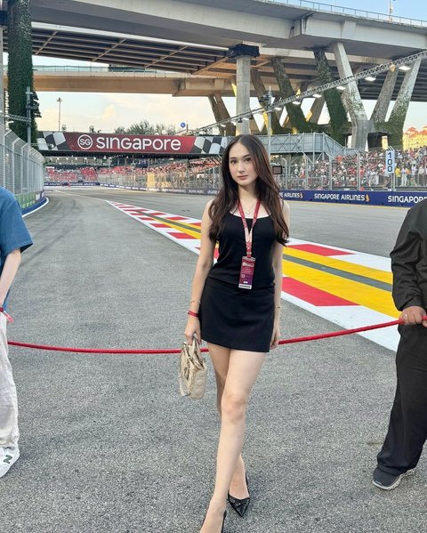 Potret Laura Moane Menyaksikan F1 di Singapura, Banyak yang Mendoakan Agar Mendapatkan yang Lebih Baik