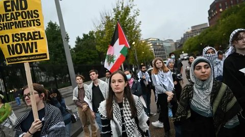 FOTO: Geruduk Gedung Putih di Washington, Massa Demo Tuntut Pemberlakuan Embargo Senjata Israel