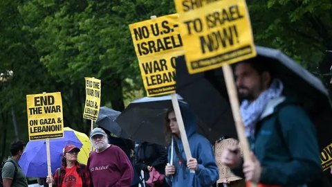 FOTO: Geruduk Gedung Putih di Washington, Massa Demo Tuntut Pemberlakuan Embargo Senjata Israel