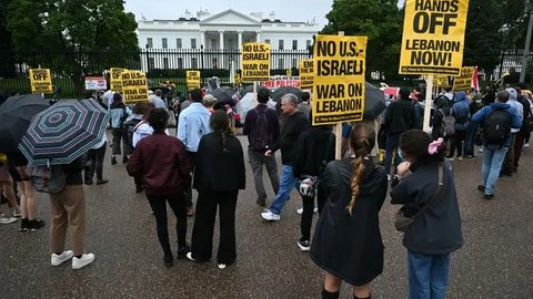 FOTO: Geruduk Gedung Putih di Washington, Massa Demo Tuntut Pemberlakuan Embargo Senjata Israel