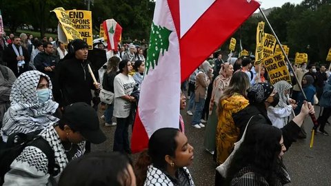 FOTO: Geruduk Gedung Putih di Washington, Massa Demo Tuntut Pemberlakuan Embargo Senjata Israel