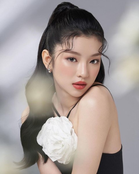 Sebagai model, ada kalanya Melody terlihat mirip Irene Red Velvet dalam foto ini, bikin netizen berpikir dia cocok jadi center girlgroup Korea.<br>