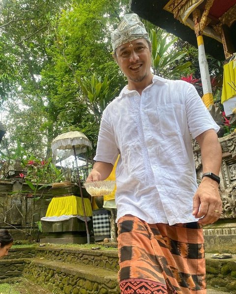 Tjok Gus, suami Happy Salma, adalah seorang pangeran dari Kerajaan Bali. Meskipun memiliki darah Australia, budaya Bali sangat melekat dalam dirinya sejak lahir.<br>