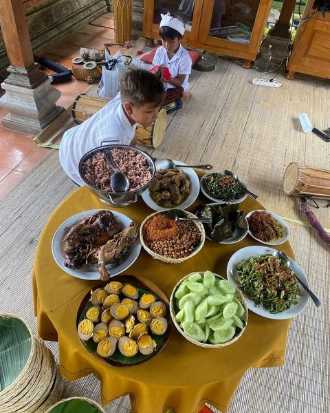 Dalam momen istimewa ini, Happy Salma dan keluarganya memasak makanan khas Bali yang biasanya disajikan untuk perayaan Galungan dan Kuningan. Anak-anak pun turut sibuk merayakan hari besar ini.<br>