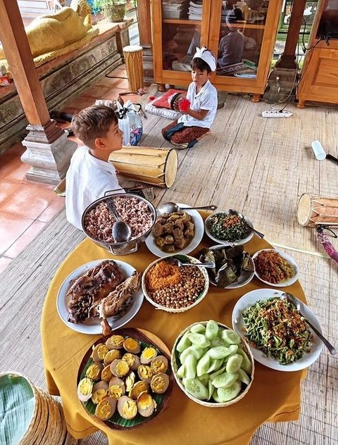 Aneka masakan ini disajikan oleh Happy di rumah keluarganya yang terletak di Ubud, membuat perayaan Galungan dan Kuningan tahun ini terasa lebih meriah.<br>