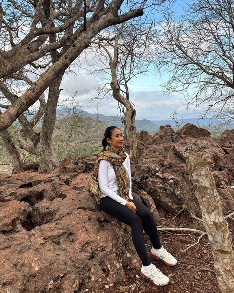 Sebelum merayakan Galungan dan Kuningan, Happy mengunggah foto saat berada di puncak bukit, menikmati keindahan alam. Ia mengambil momen untuk menghargai keindahan Bumi sebelum hari raya tiba.<br>