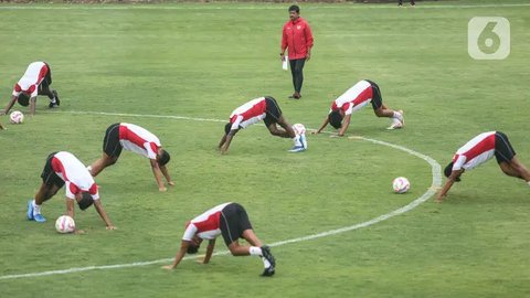 Pemain timnas Indonesia U-20 saat mengikuti sesi latihan di Lapangan A Kompleks Gelora Bung Karno, Jakarta, Selasa (24/9/2024). (Liputan6.com/Angga Yuniar)