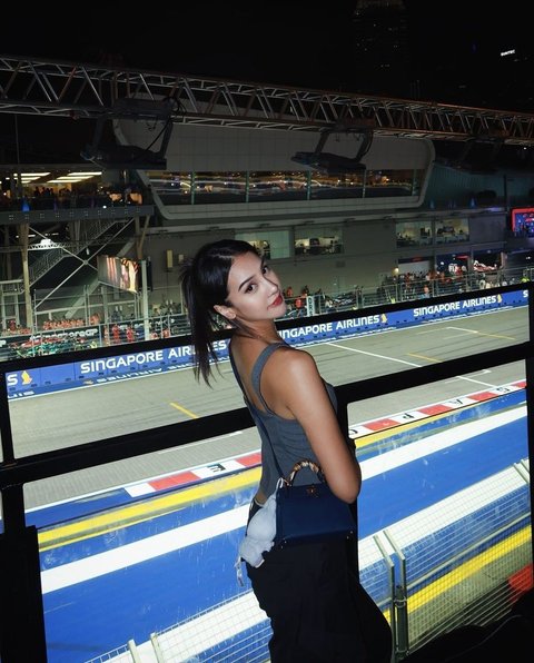 Baru-baru ini, Anya Geraldine membagikan momen serunya saat menonton F1 di Singapura. Ia terlihat menikmati balapan dari area VIP yang berada di atas.<br>