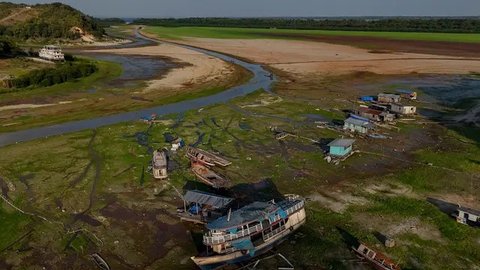 FOTO: Penampakan Danau di Amazonas Brasil Dilanda Kekeringan Parah, Perahu-Perahu Tak Lagi Bisa Berlayar