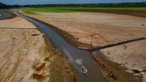 FOTO: Penampakan Danau di Amazonas Brasil Dilanda Kekeringan Parah, Perahu-Perahu Tak Lagi Bisa Berlayar