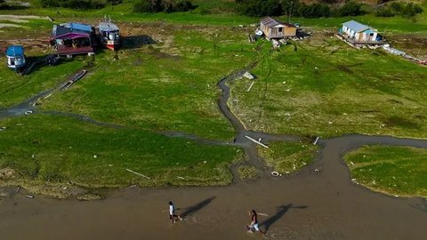 FOTO: Penampakan Danau di Amazonas Brasil Dilanda Kekeringan Parah, Perahu-Perahu Tak Lagi Bisa Berlayar