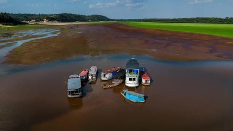 FOTO: Penampakan Danau di Amazonas Brasil Dilanda Kekeringan Parah, Perahu-Perahu Tak Lagi Bisa Berlayar