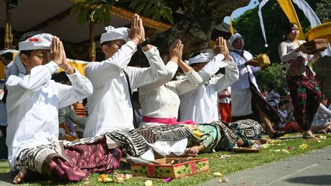 Galungan merupakan hari raya masyarakat Hindu Bali sebagai tanda kemenangan kebaikan melawan kejahatan. (SONNY TUMBELAKA/AFP)