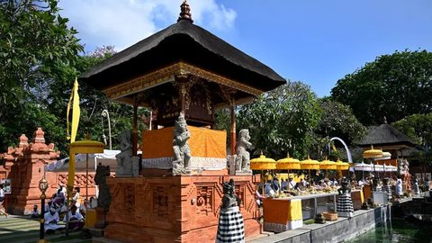 Hari Raya Galungan dirayakan oleh umat Hindu Bali setiap 210 hari sekali, dengan menggunakan perhitungan kalender Bali, yaitu pada hari Budha Kliwon Dungulan. (SONNY TUMBELAKA/AFP)