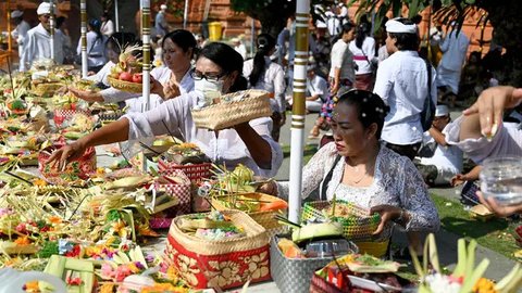 Hari Raya Galungan merupakan hari raya keagamaan bagi umat Hindu untuk memperingati terciptanya alam semesta dan seluruh isinya. (SONNY TUMBELAKA/AFP)