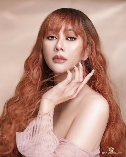 Tak hanya rambut, makeup yang dipulas di wajah Aura Kasih pun bikin ia terlihat seperti boneka [@fdphotography90]
