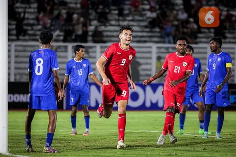 Pemain Timnas Indonesia U-20, Jens Raven (kiri) berebut bola dengan pemain Maladewa, Abdulla Looth Ibrahim pada laga Kualifikasi Piala Asia U-20 2025 di Stadion Madya, Senayan, Jakarta, Se