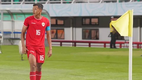 Pemain Timnas Indonesia U-20, Jens Raven (kiri) berebut bola dengan pemain Maladewa, Abdulla Looth Ibrahim pada laga Kualifikasi Piala Asia U-20 2025 di Stadion Madya, Senayan, Jakarta, Se